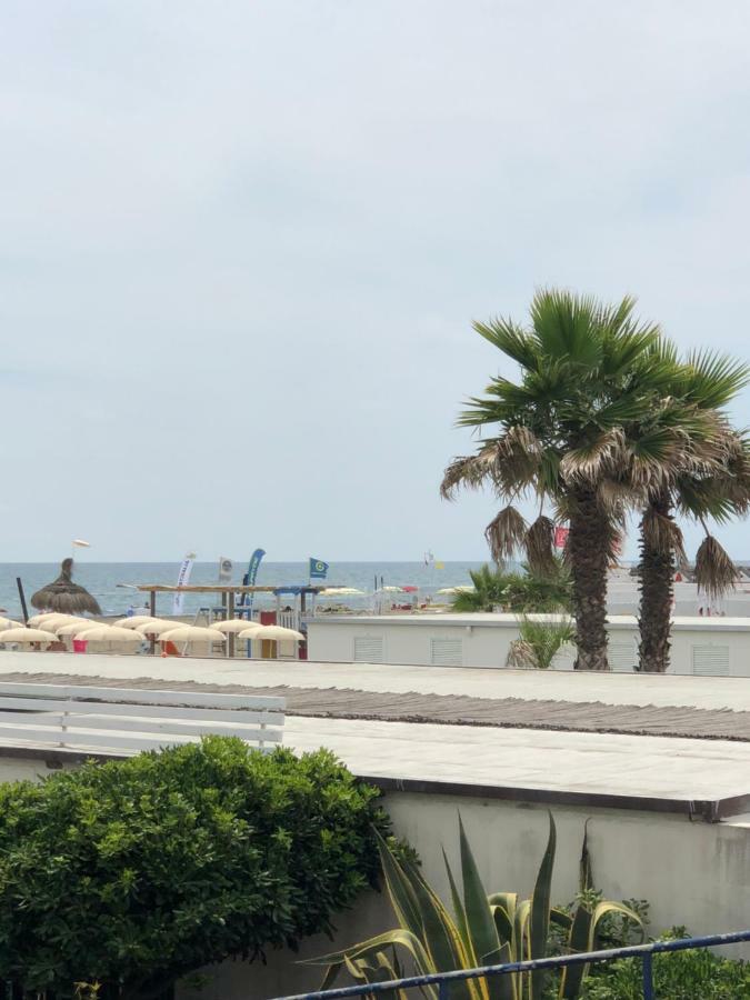 Sea Of ​​Rome Near The Center Of The Eternal City! Ostia Buitenkant foto